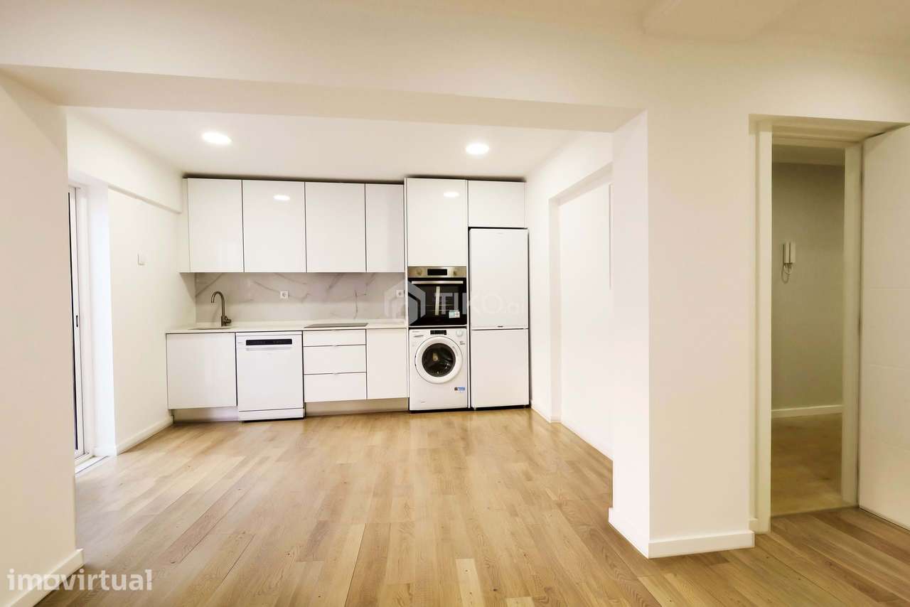 OPORTUNIDADE ÚNICA NA AMADORA – IMÓVEL TOTALMENTE REMODELADO COM LOGR - Grande imagem: 2/23