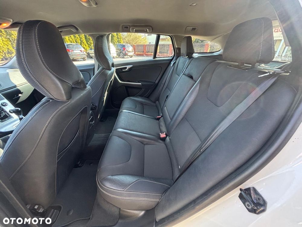 Volvo V60 D3 R-Design - 33