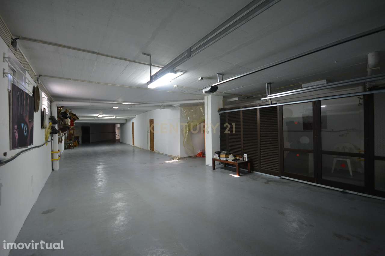 ESPAÇO PARA ARMAZÉM OU GARAGENS COM 821 M2 SITUADO NA BAIXA ALBUFEIRA - Grande imagem: 2/9