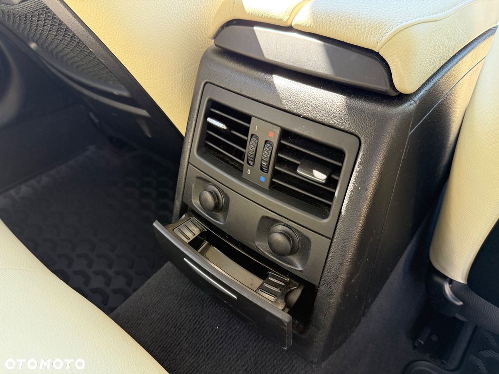 BMW Seria 3 325i Touring - 35