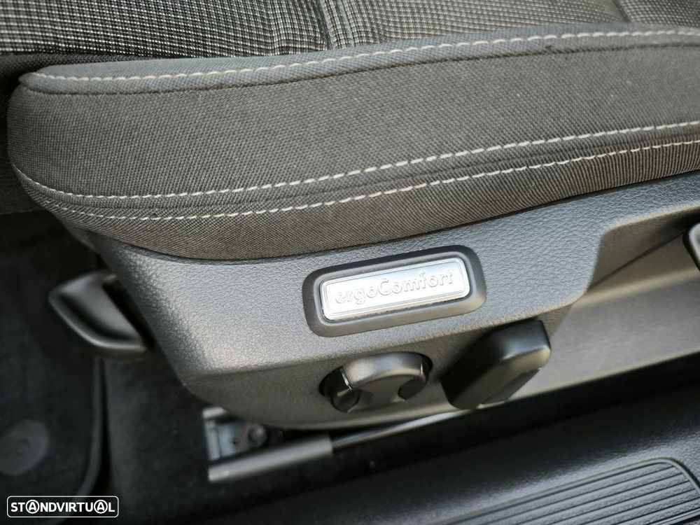 VW Passat 2.0 TDI Business P.DSG - 48