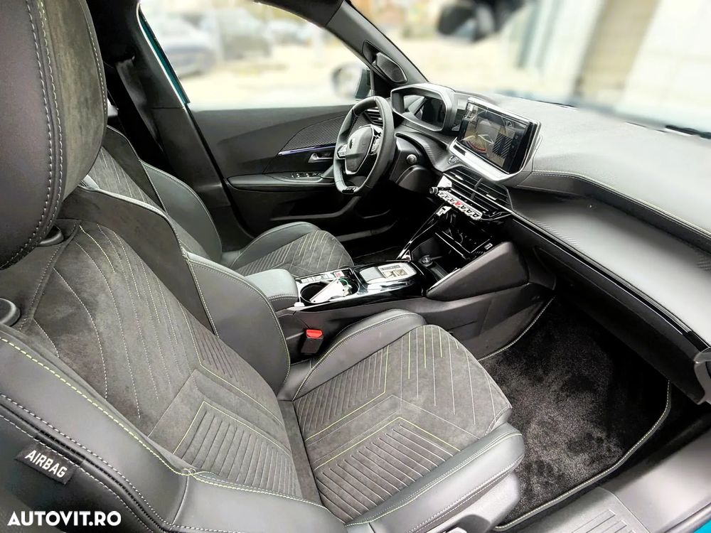 Peugeot 2008 1.2L e-DCS6 MHEV GT - 17