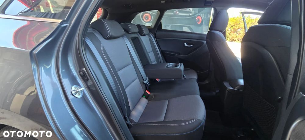 Hyundai i30 blue Kombi 1.6 GDi YES Gold - 36