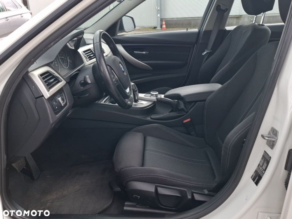 BMW Seria 3 318i - 11