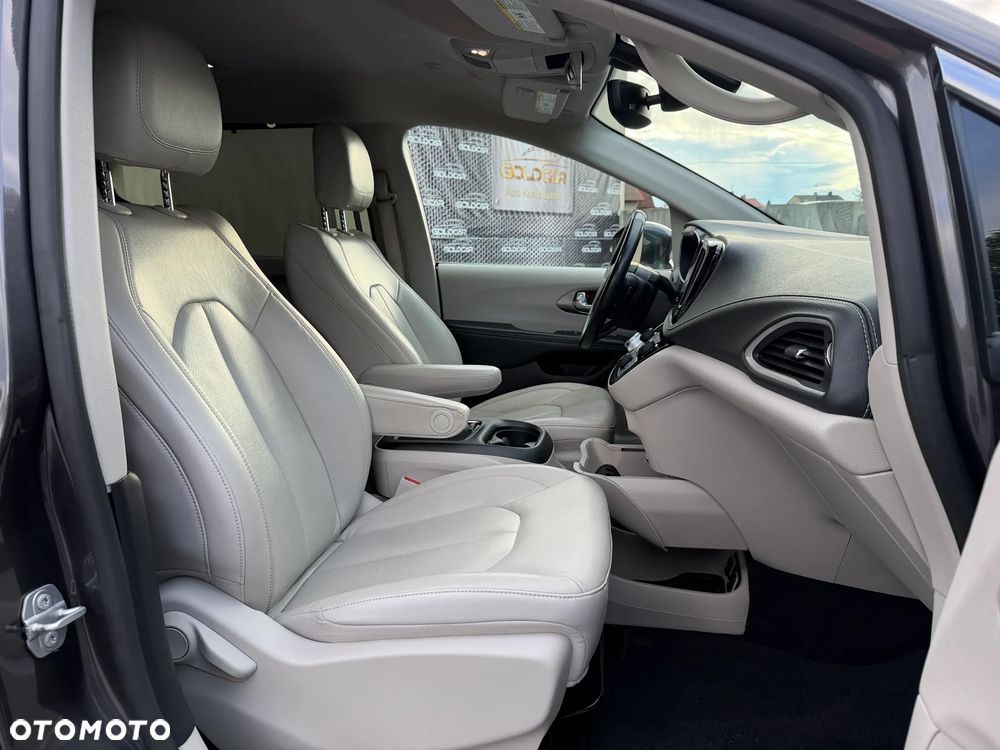 Chrysler Pacifica - 17