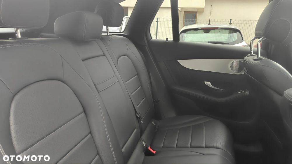 Mercedes-Benz GLC 300 4Matic 9G-TRONIC AMG Line - 32