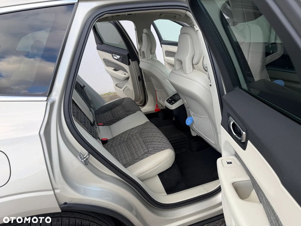 Volvo XC 60 D4 AWD Momentum - 24