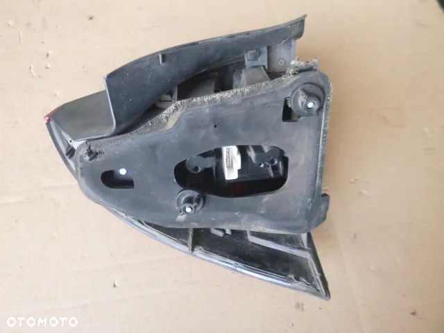 LAMPA PRAWY TYŁ PRAWA TYLNA W BŁOTNIK CITROEN C5 I LIFT SEDAN 04-08 - 10