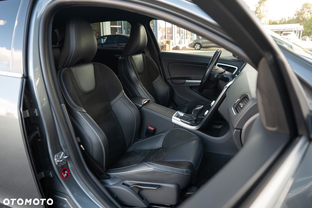 Volvo V60 D4 R-Design - 25