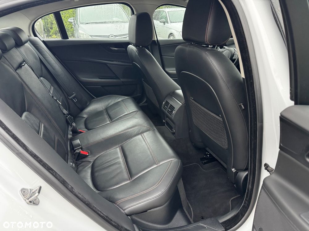 Jaguar XE 2.0 T Prestige - 32