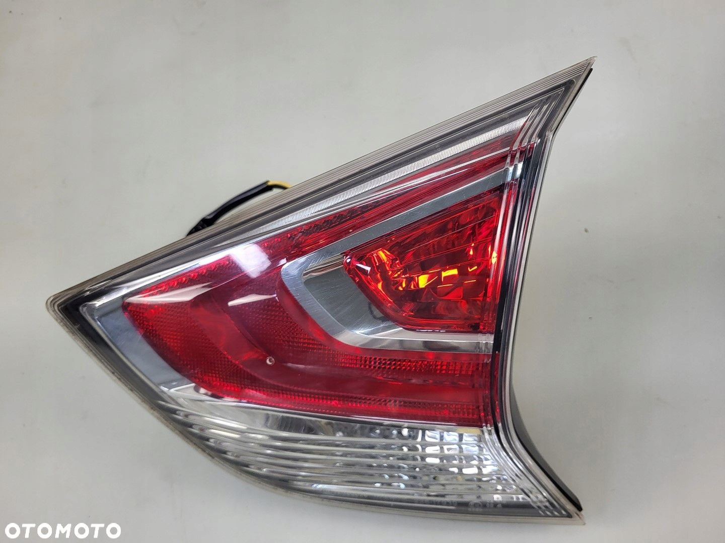 NISSAN X-TRAIL T32 LAMPA W KLAPĘ BAGAŻNIKA PRAWA PRAWY TYŁ - 3