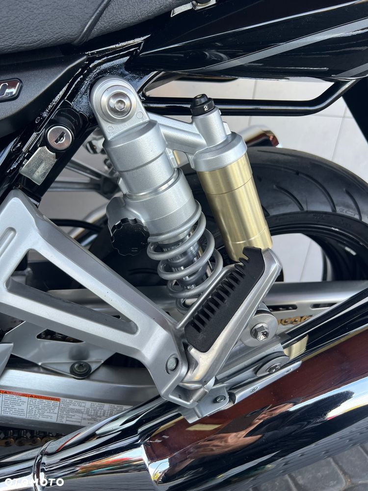Suzuki GSX - 22