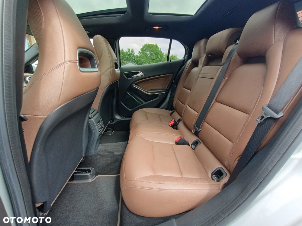 Mercedes-Benz GLA 250 4Matic 7G-DCT - 25