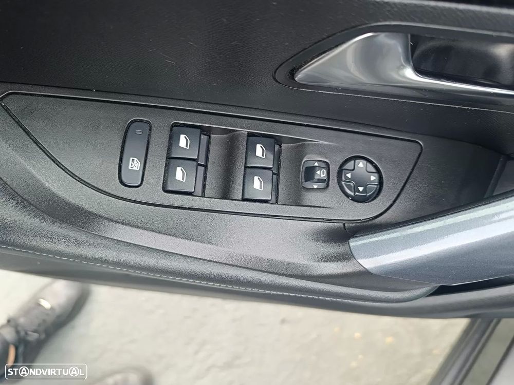 Peugeot 2008 PureTech 130 EAT8 Allure - 33