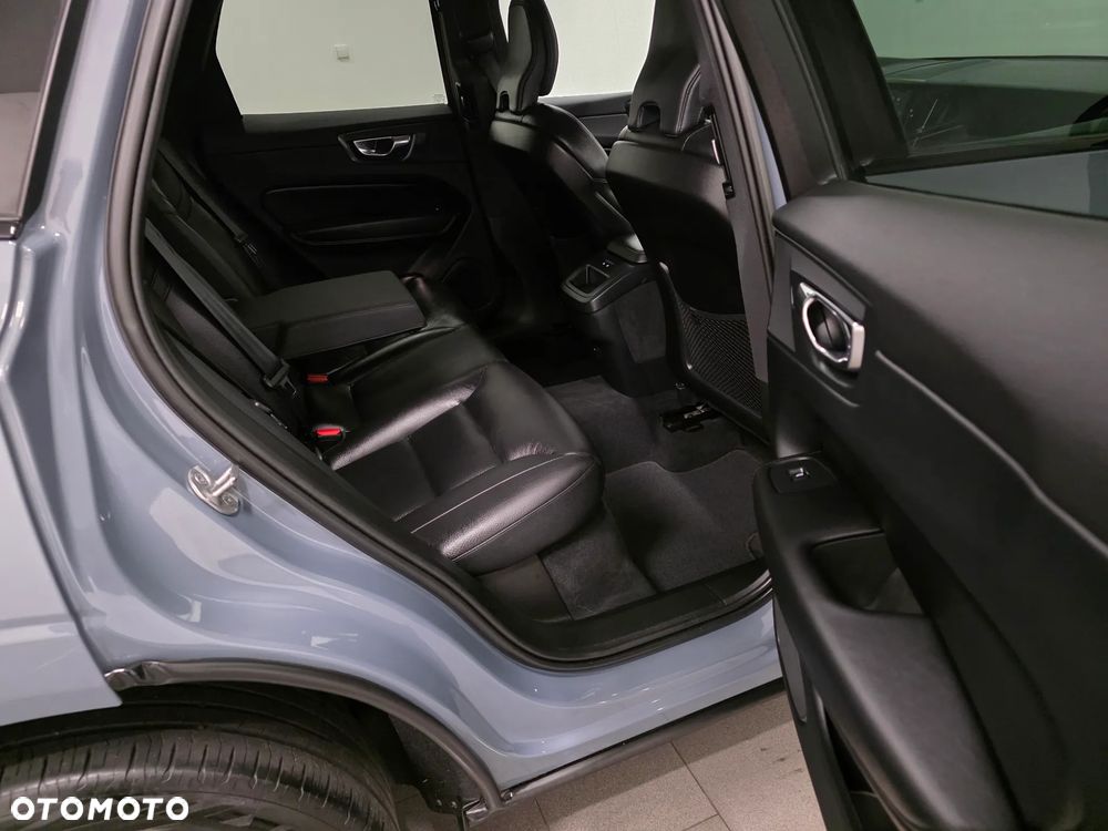 Volvo XC 60 B4 D AWD Plus Dark - 32