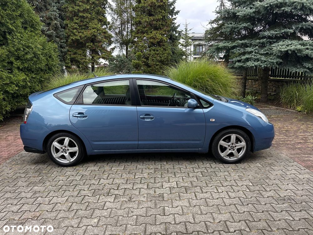 Toyota Prius (Hybrid) Executive - 13