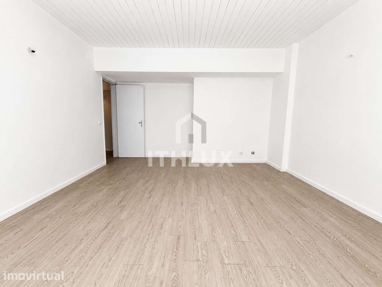 T2 na Av. de Biarritz, Monte Estoril – junto à praia - Grande imagem: 4/20