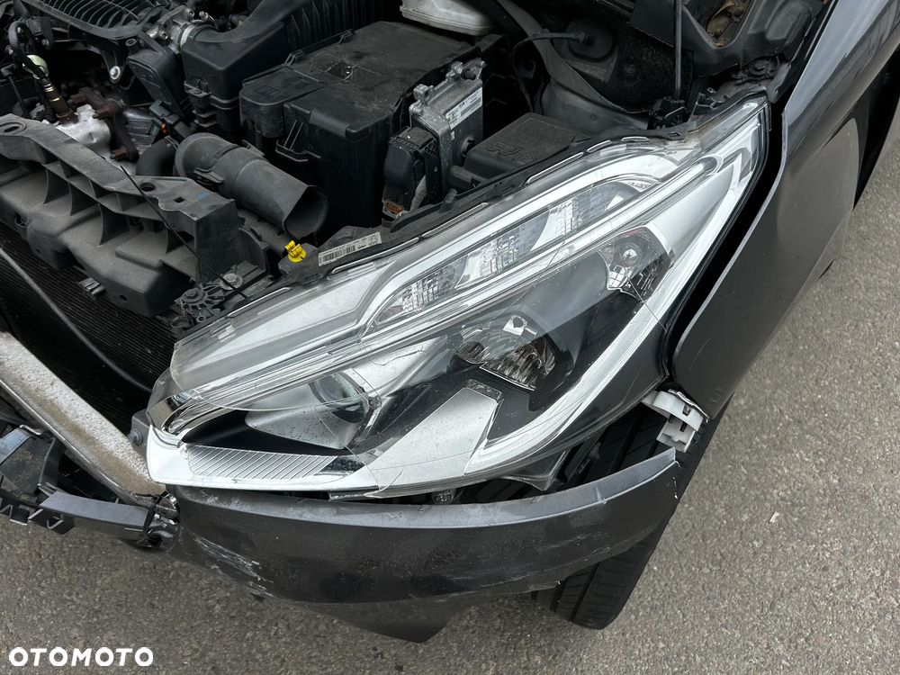 Peugeot 208 - 8