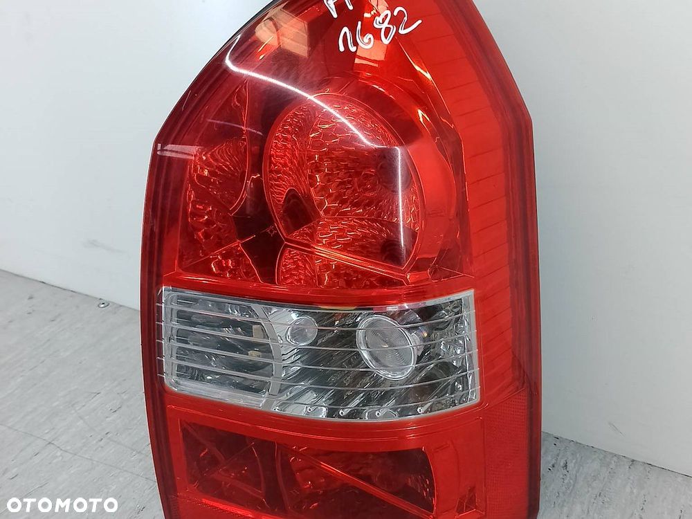 LAMPA TYLNA PRAWA HYUNDAI TUSCON I 92402-2E0 - 9