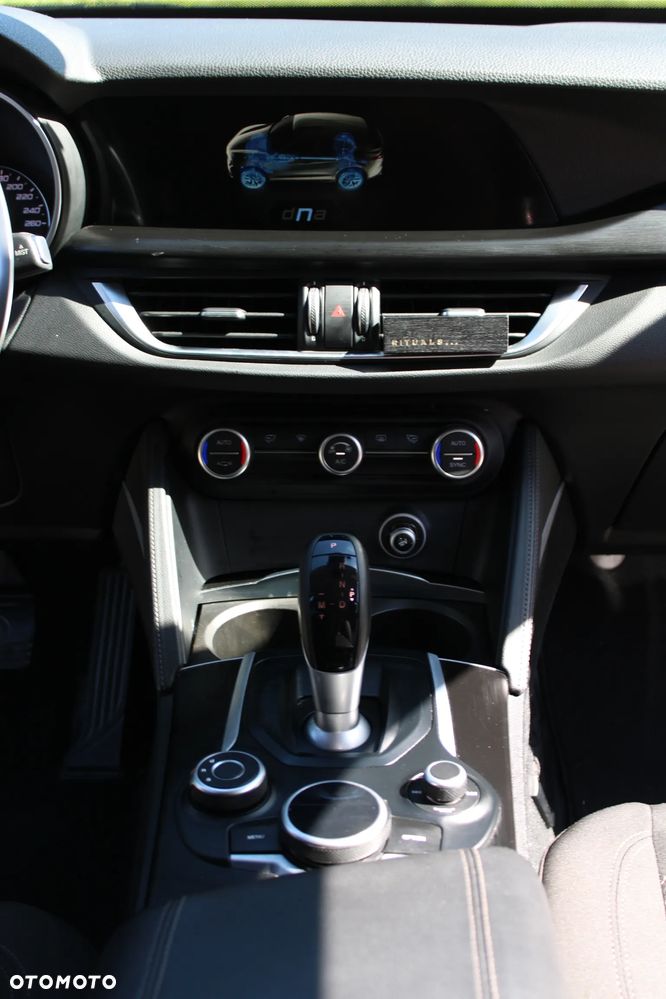 Alfa Romeo Stelvio 2.0 Turbo 16V AT8-Q4 - 32