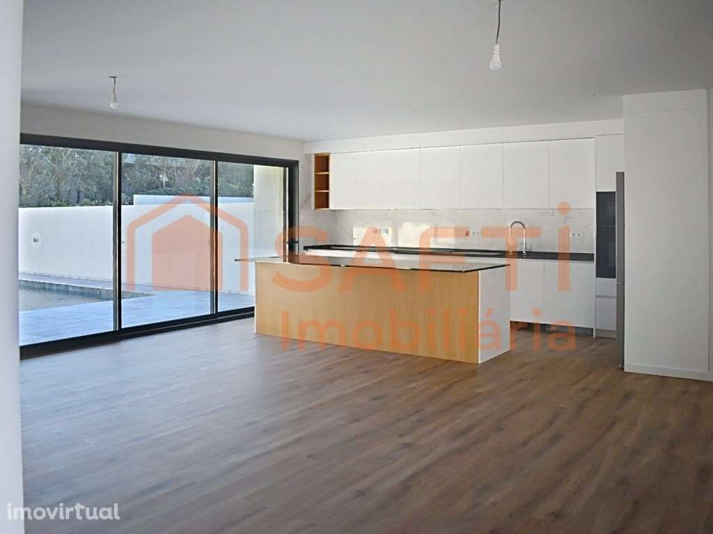Moradia T3+1 com piscina aquecida e garagem em Barcarena - Grande imagem: 4/55