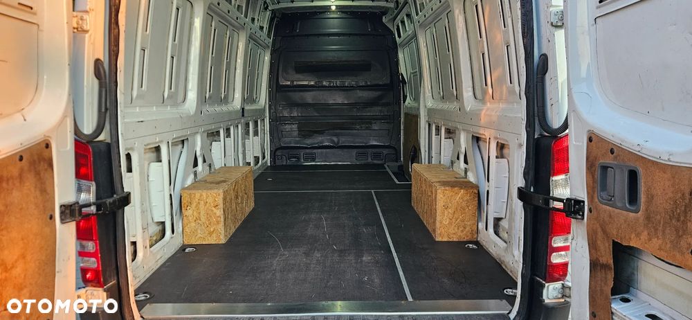 Mercedes-Benz Sprinter - 14