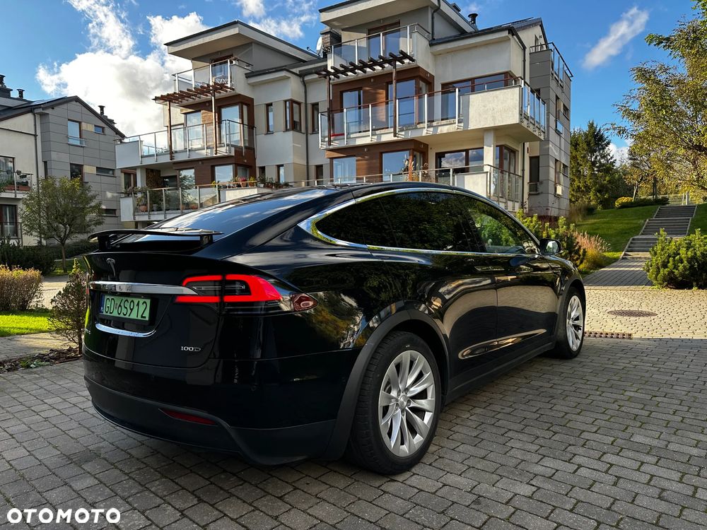 Tesla Model X - 8