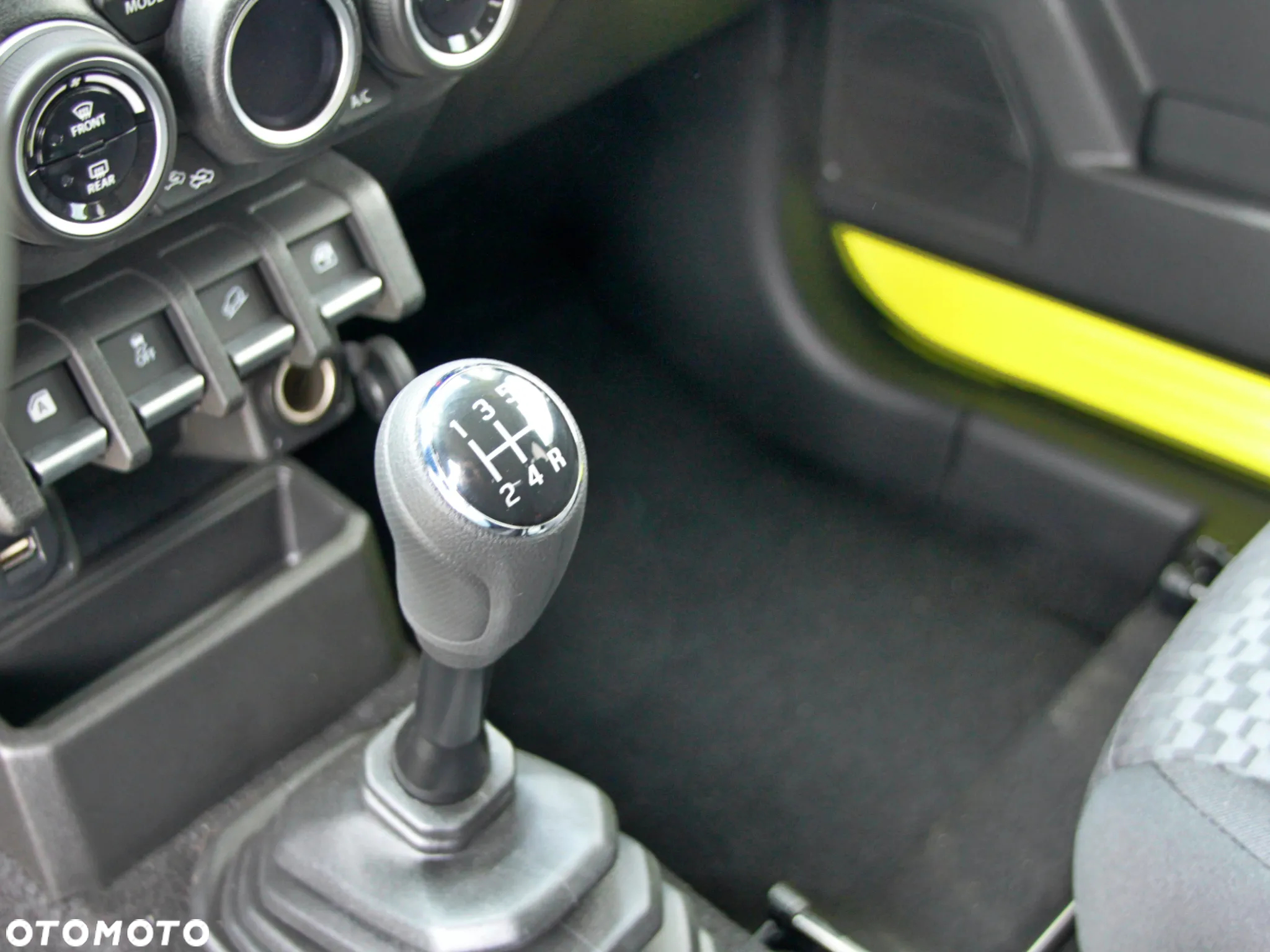 Suzuki Jimny 1.5 Premium - 26