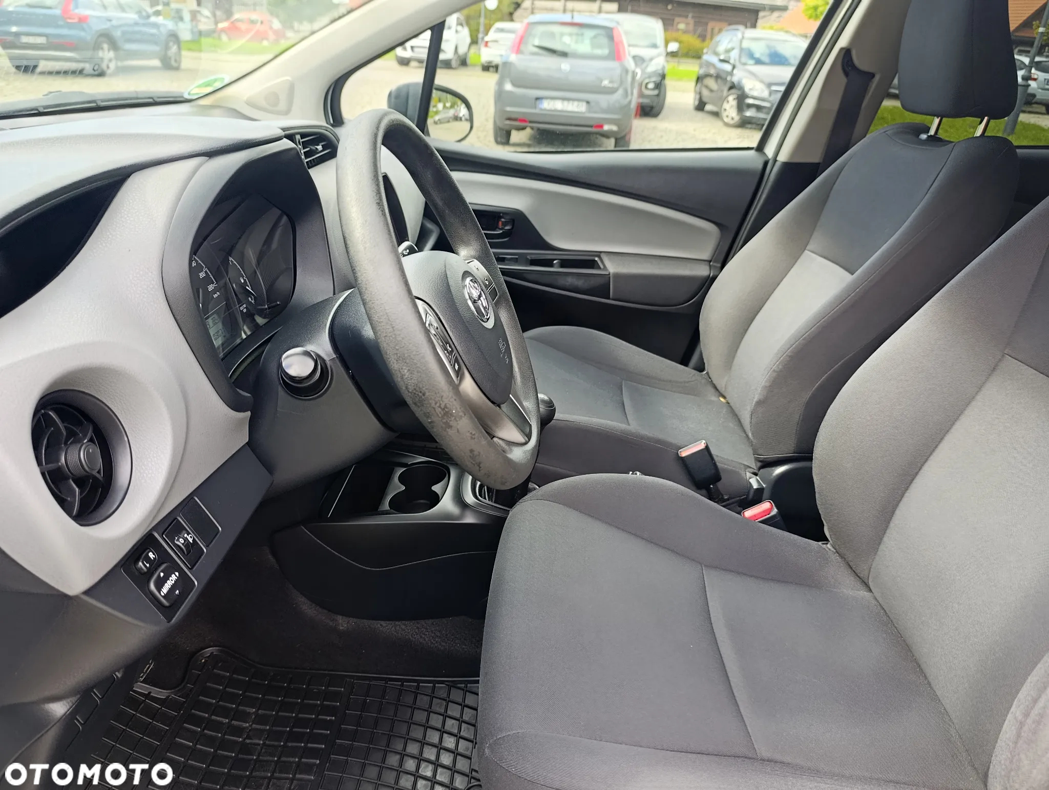 Toyota Yaris 1.0 Premium - 12