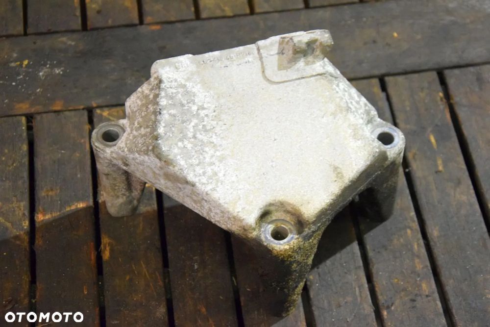 Opel Meriva A 1.4 Corsa 1.2 Łapa silnika górna prawa wspornik 9127490 - 1