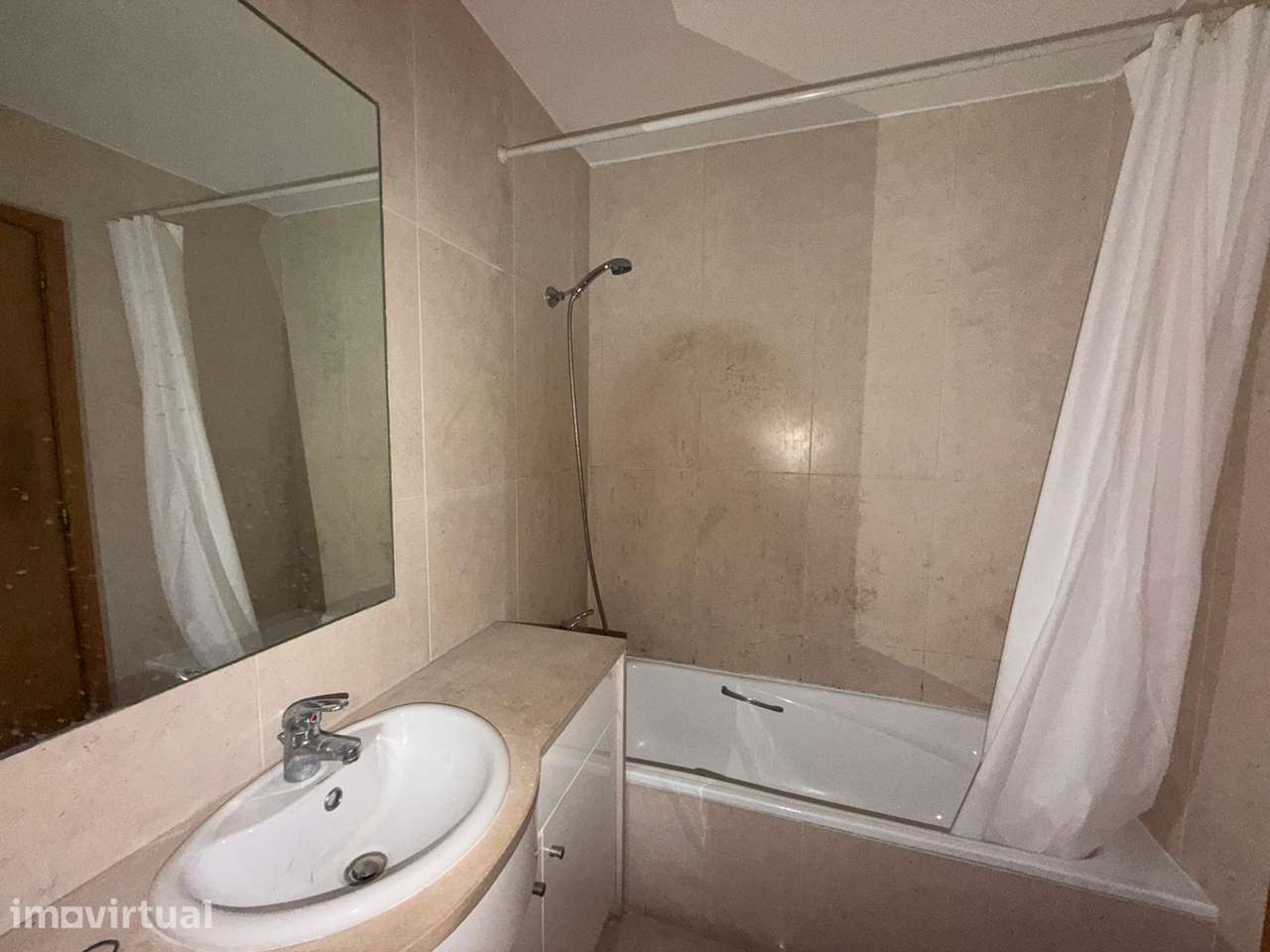 Apartamento T1 c/ L. Garagem e Arrumo Santa Marinha (Soares dos Reis) - Grande imagem: 5/34