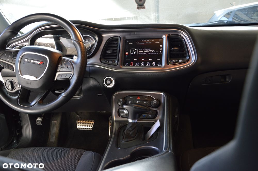 Dodge Challenger - 12