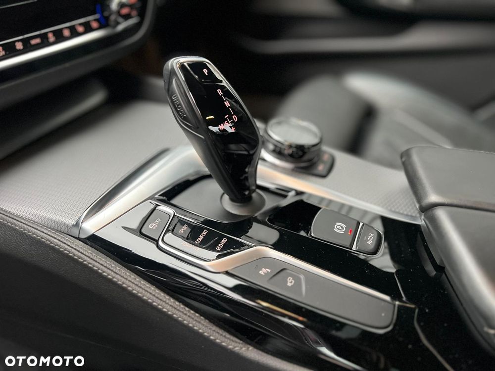BMW Seria 5 M550i xDrive - 15