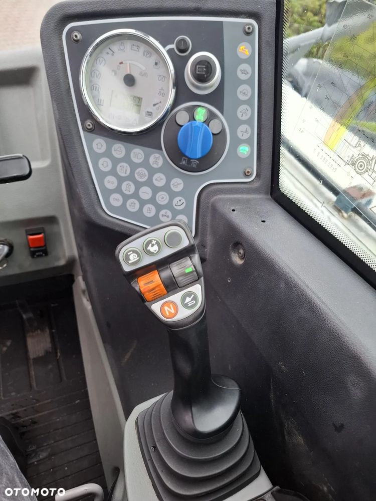 Claas SCORPION 7044 - 11