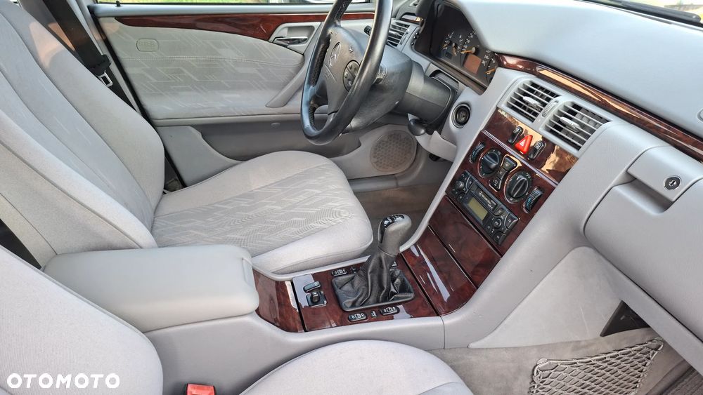 Mercedes-Benz Klasa E 220 CDI Classic - 28