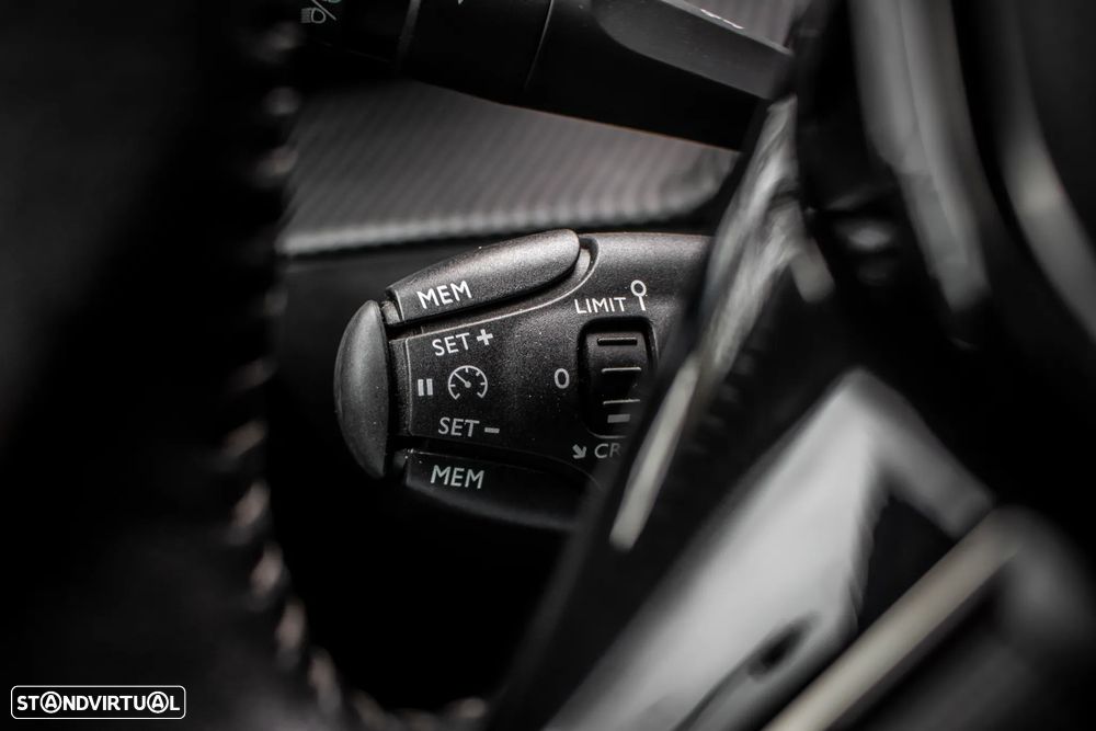 Peugeot e-2008 Allure - 17