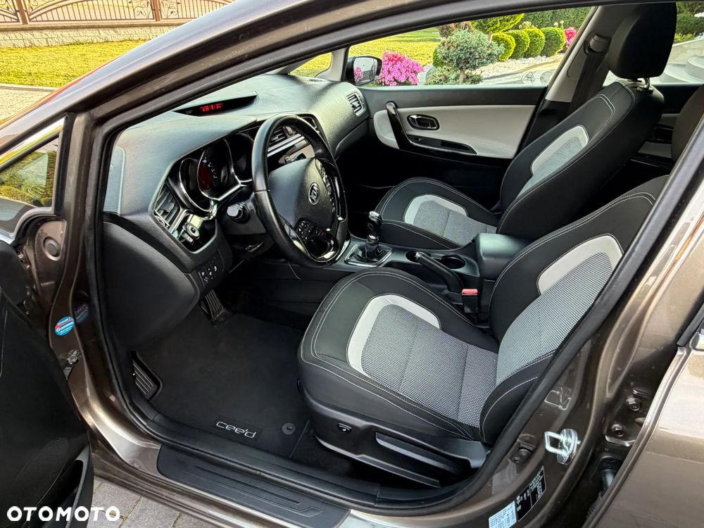 Kia Ceed 1.6 GDI ISG Dream-Team Edition - 19