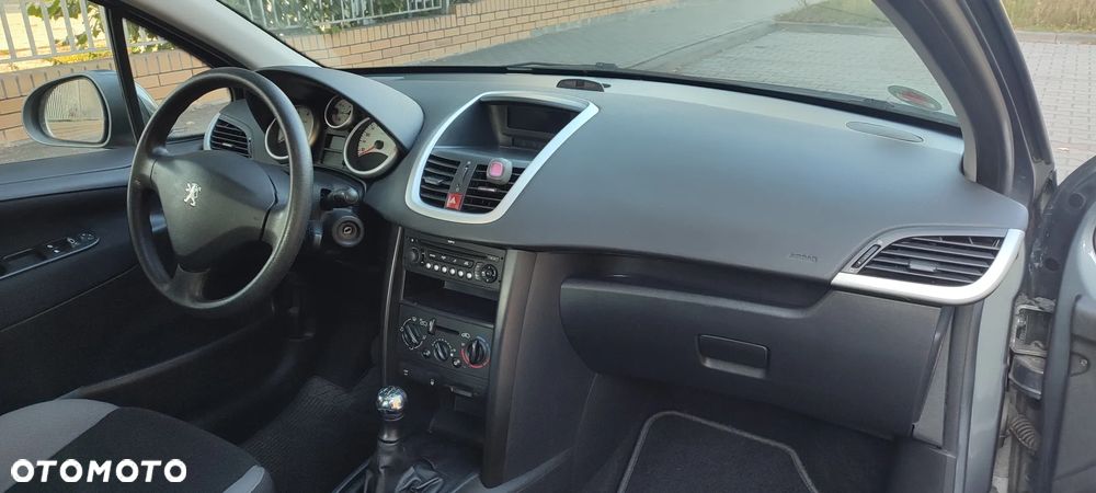 Peugeot 207 1.4 16V Trendy - 12