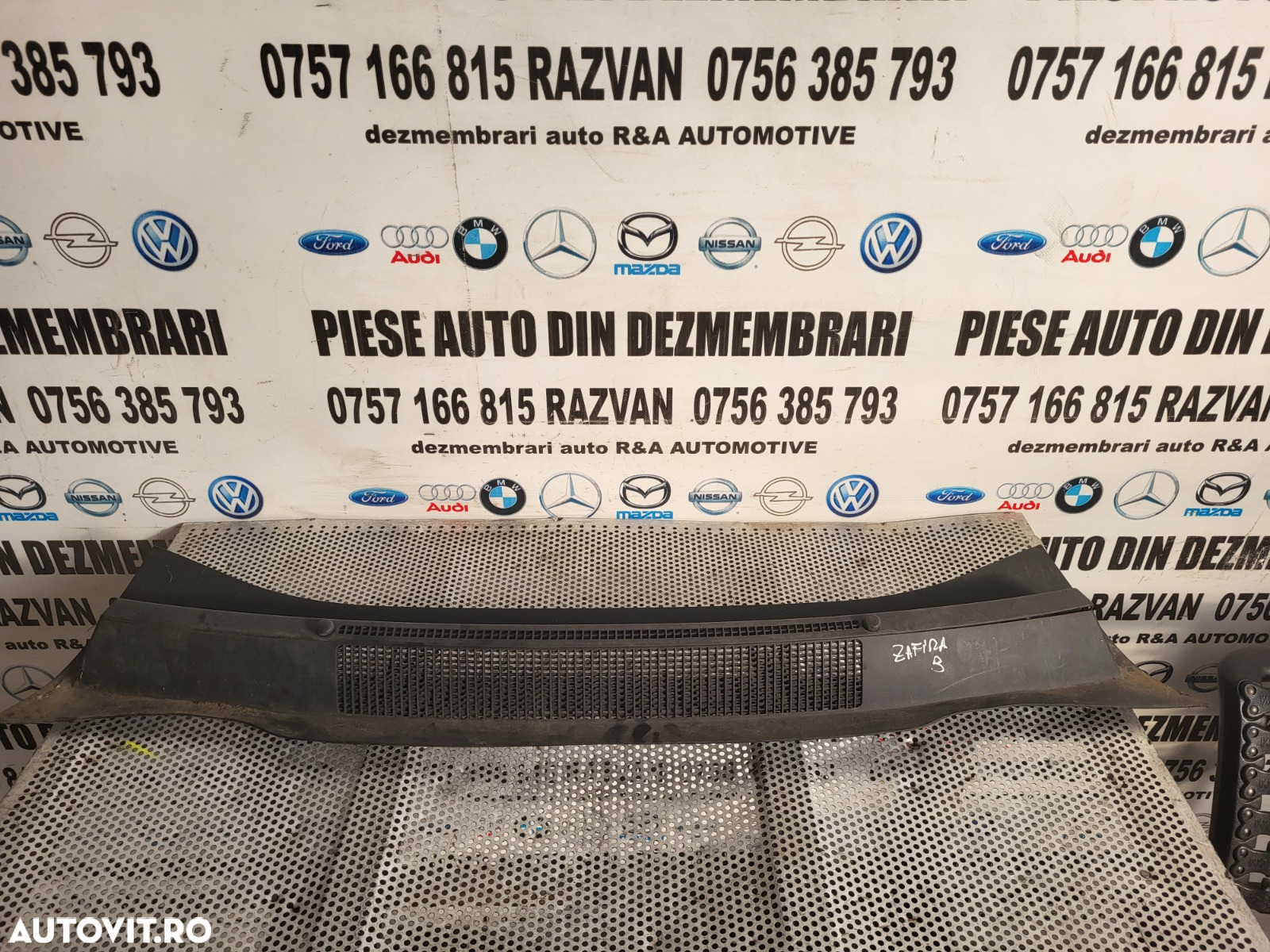 Grila Stergatoare Opel Zafira B Dezmembrez Opel Zafira B 1.7 Cdti Euro 5 Motor A17DTR Cutie M32 - 3