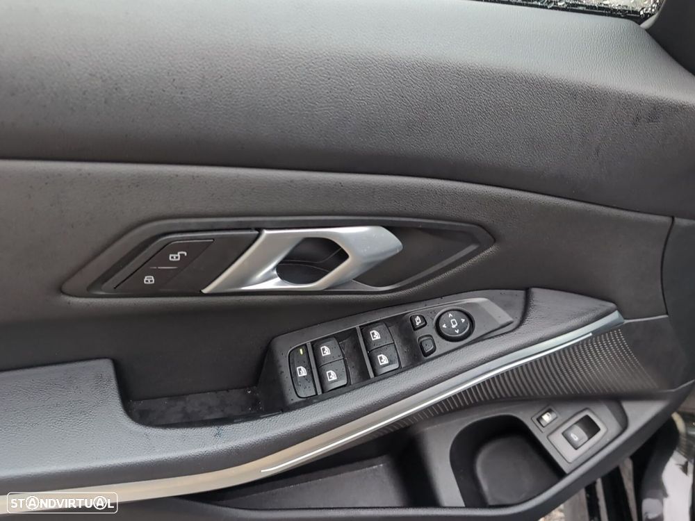 BMW 330 e Pack Desportivo M Auto - 15