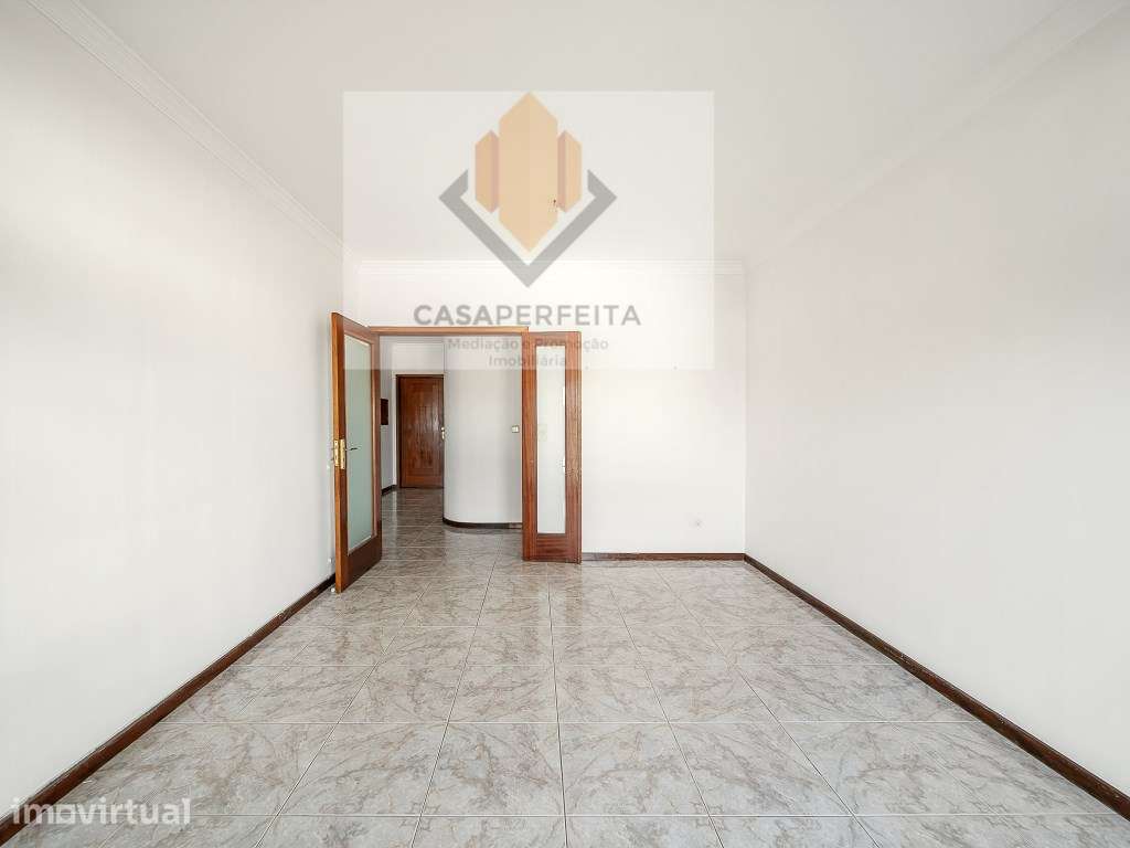 Fabuloso Apartamento T2 com Varanda e Box - Olival - Grande imagem: 3/25