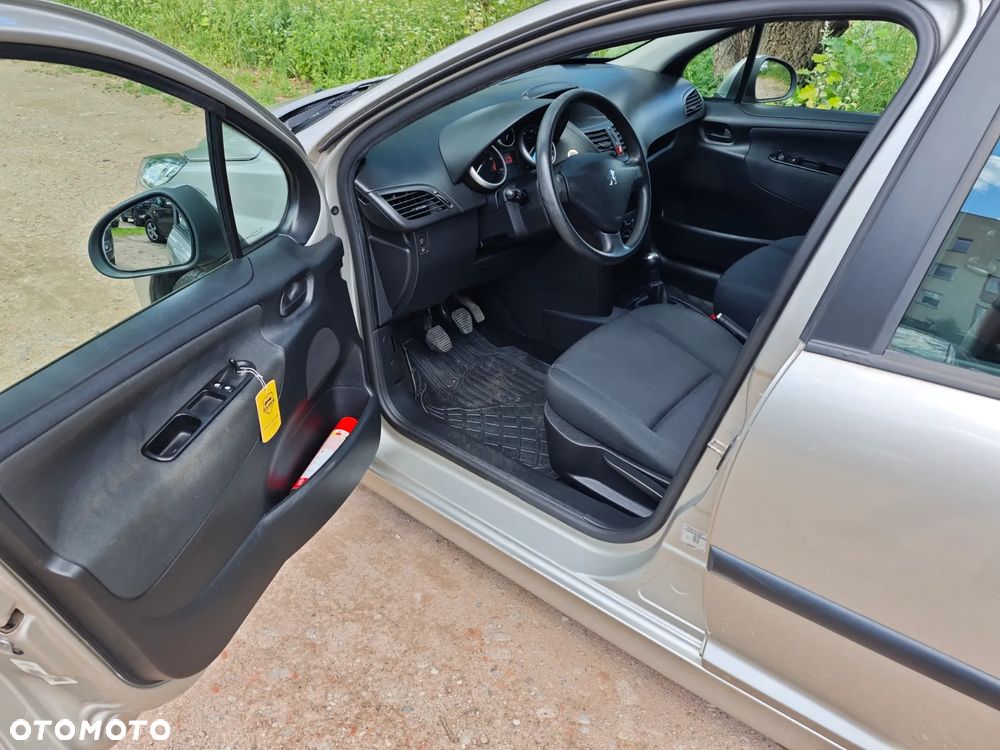 Peugeot 207 - 16