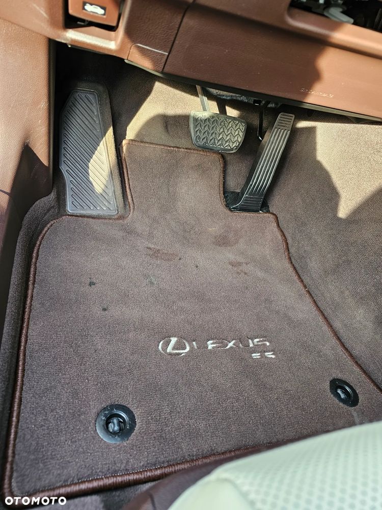 Lexus ES 300h Business Edition + - 16