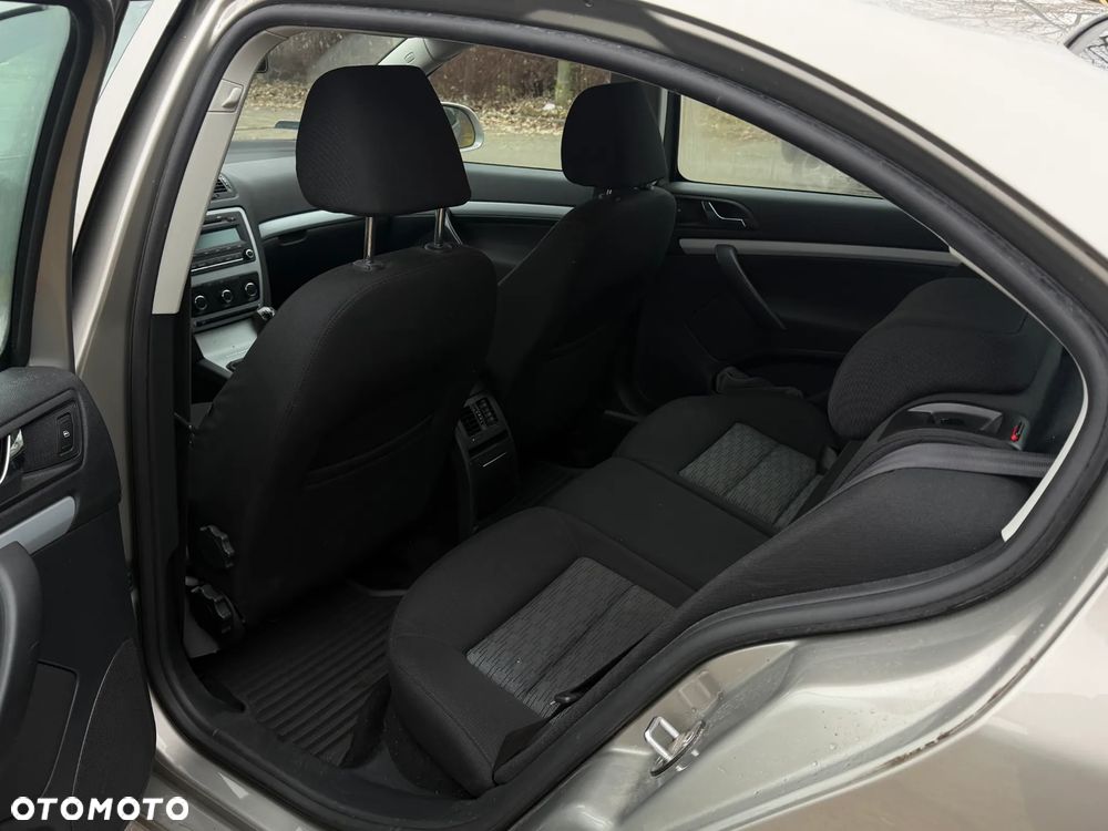 Skoda Octavia 1.6 Ambiente - 8