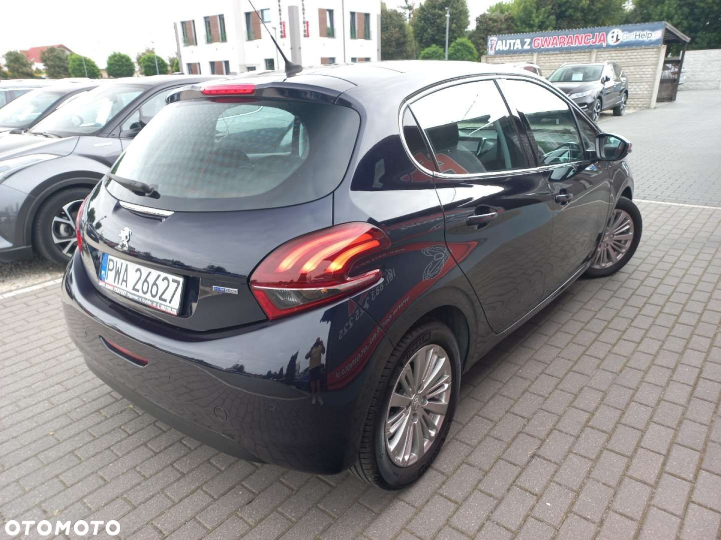 Peugeot 208 - 8