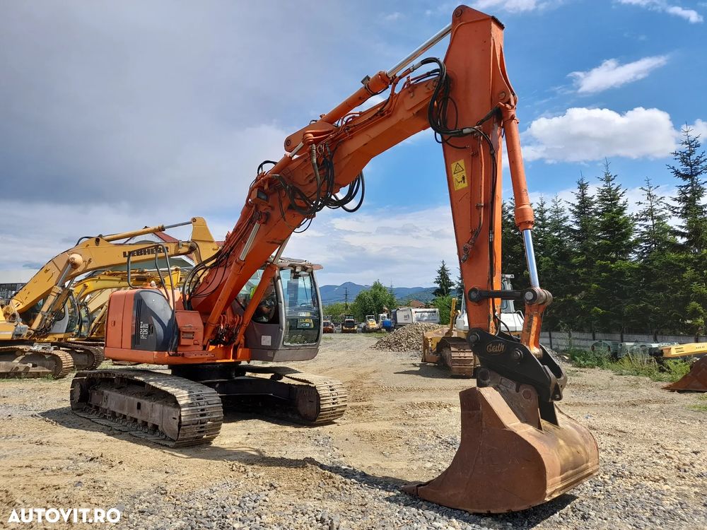 Hitachi ZX225USLC - 11