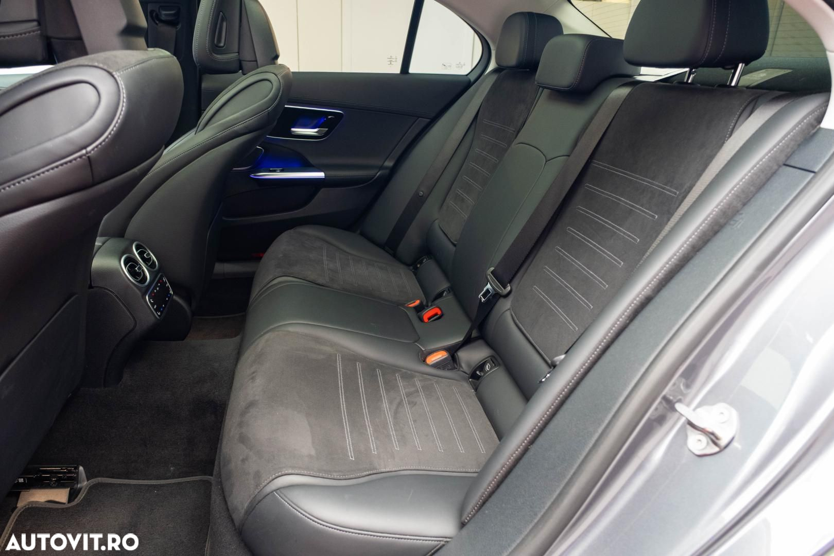 Mercedes-Benz C 300 4Matic T 9G-TRONIC - 27