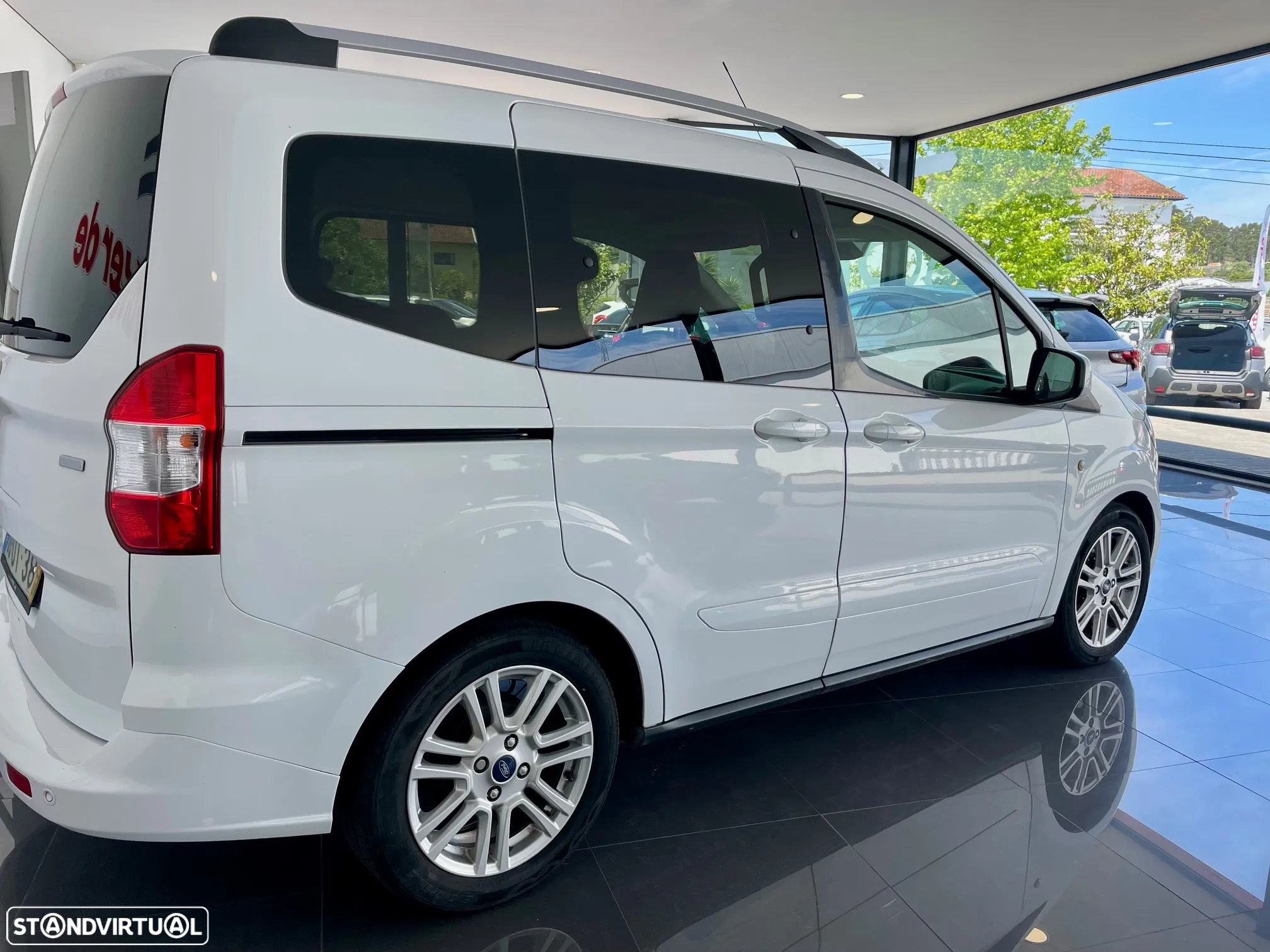 Ford Tourneo Courier 1.0 EcoBoost Titanium - 6