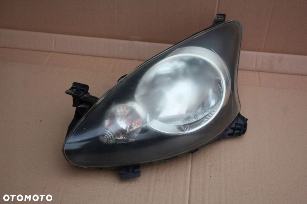 Lampa przednia LEWY PRZÓD oryginalna TOYOTA AYGO I 81150-0H010 - 1