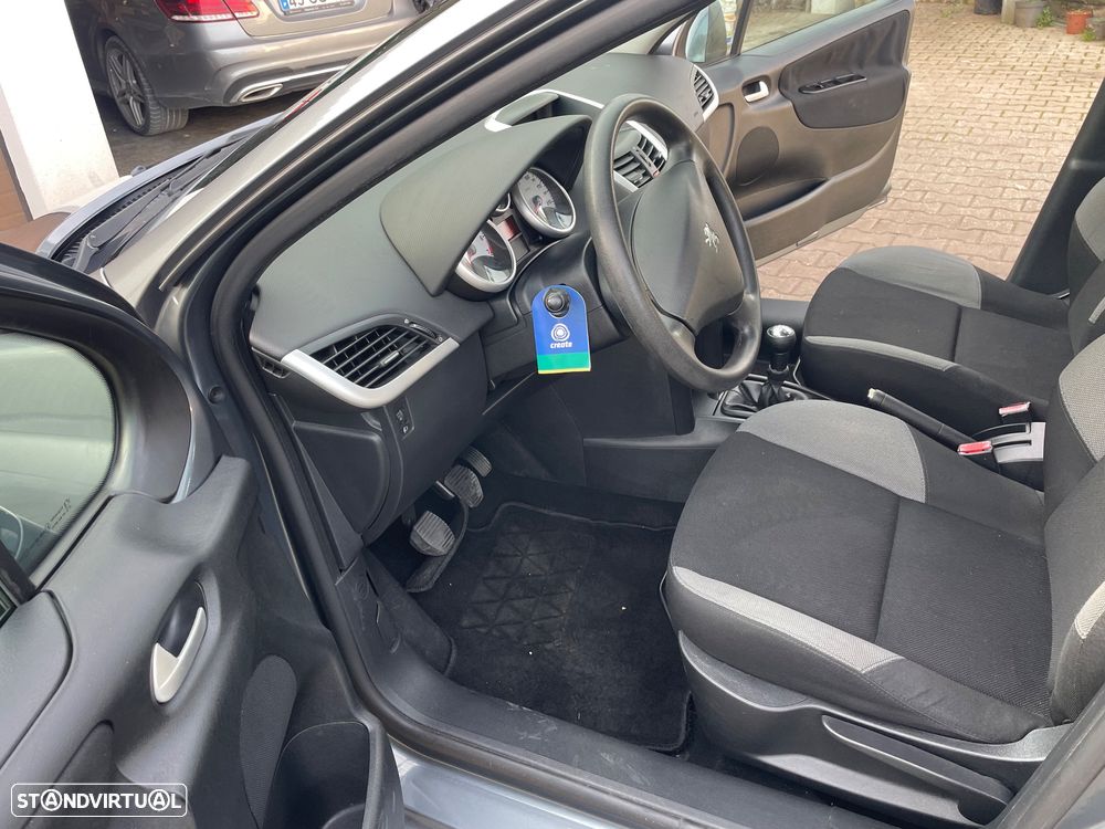 Peugeot 207 1.4 16V Trendy - 26